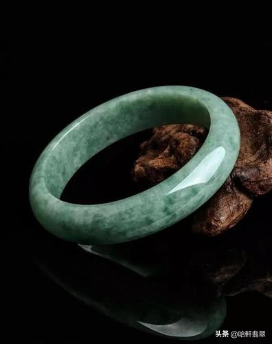 豆种白底飘蓝花的翡翠手镯好不好,细豆种翡翠手镯17000买贵了吗