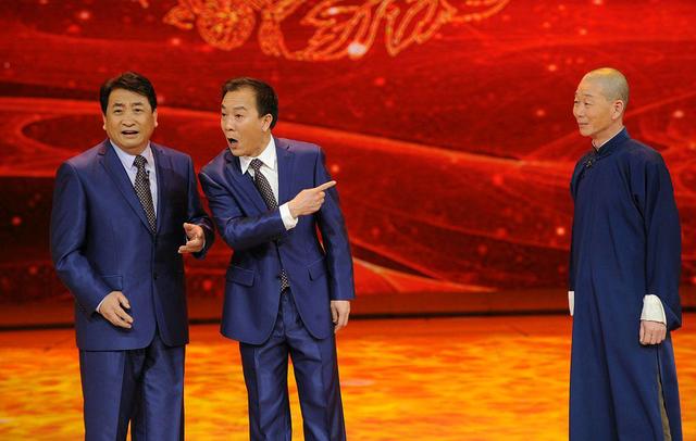 郭德纲对岳云鹏上春晚唱歌的看法,郭德纲探班岳云鹏春晚