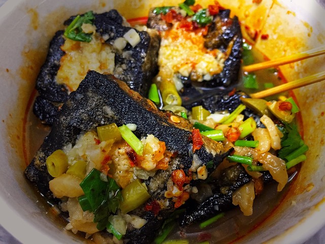 夫妻地摊卖臭豆腐日营业额9000元,摆摊卖臭豆腐一年能赚多少钱