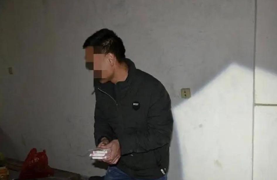 44岁男子每月5万*养包**18岁女生，发生关系后，女生数钱发现是冥币