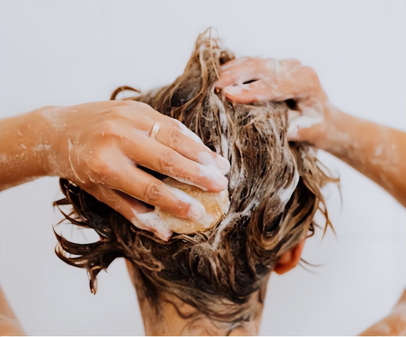 冬天头皮屑多又痒怎么回事,为啥一到冬天头皮屑多还痒