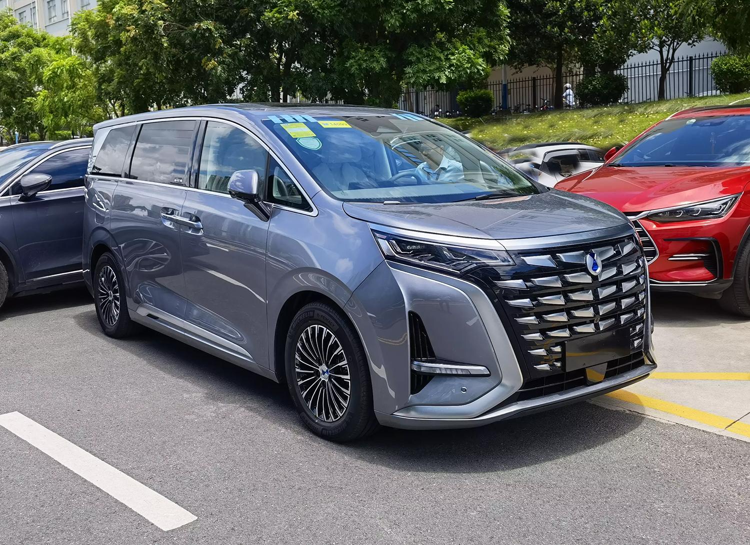 腾势d9入门豪华版,腾势d9纯电版前脸改变混动版前脸