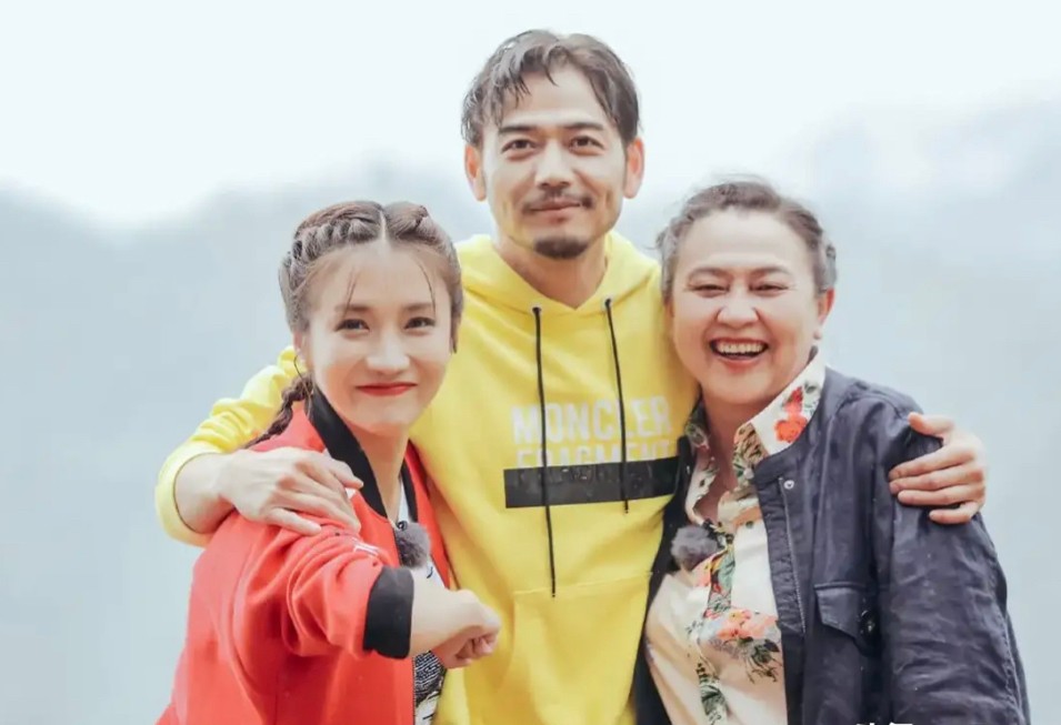 杨烁为娇妻庆生,杨烁张晋一家三口