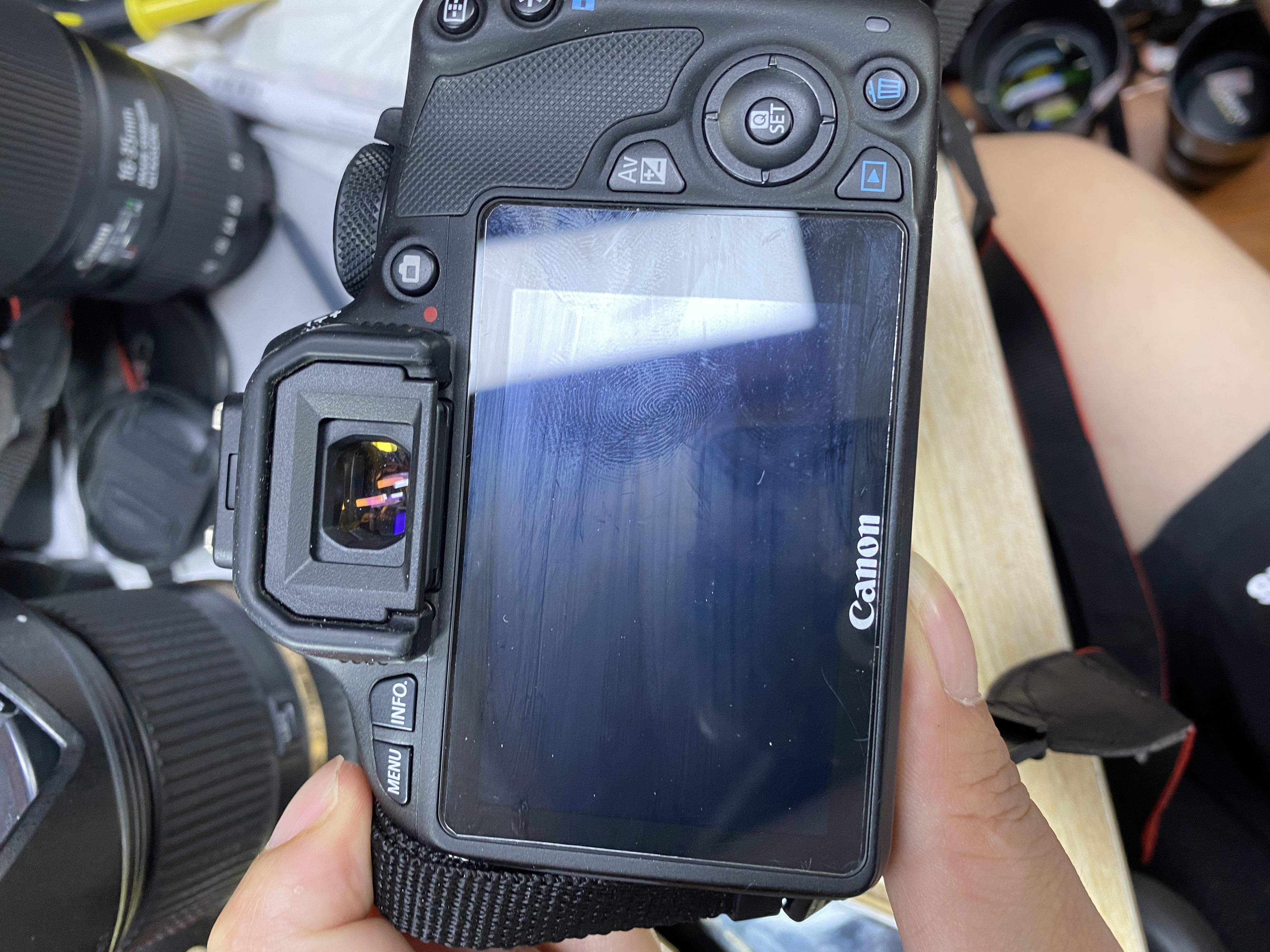 新手推不推荐入手佳能100d,佳能100d总是卡一声屏幕黑掉