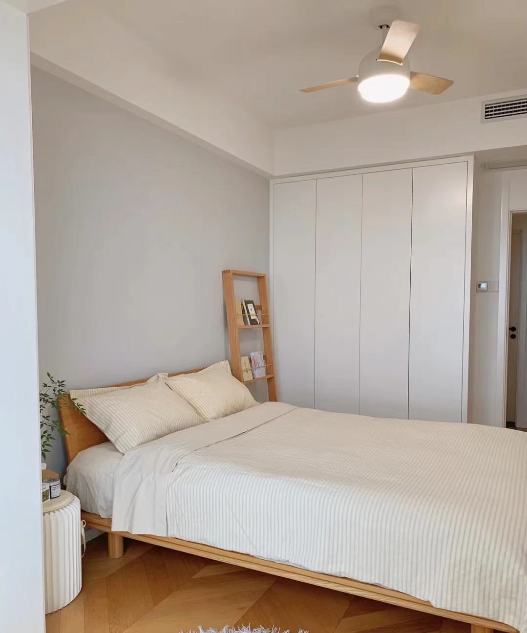 最简单的大白墙原木风,治愈系卧室二十一平原木风