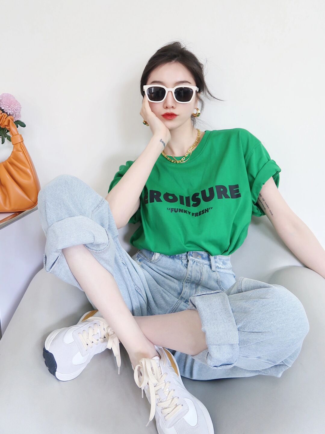 早春牛仔裤穿搭时尚感,春季搭配阔腿牛仔裤的上衣推荐