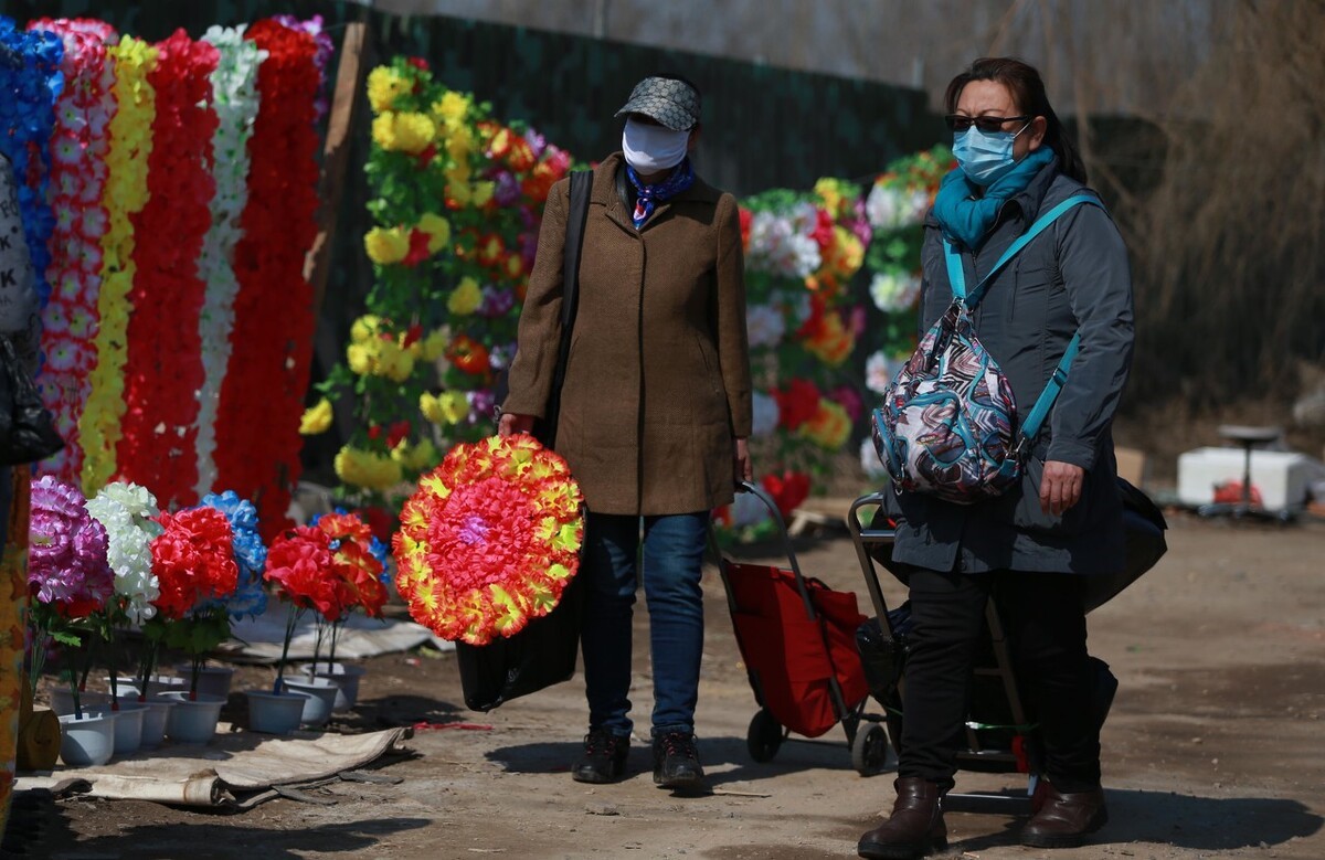 买的房子隔壁一直亮红灯,男子买房发现对门无人住