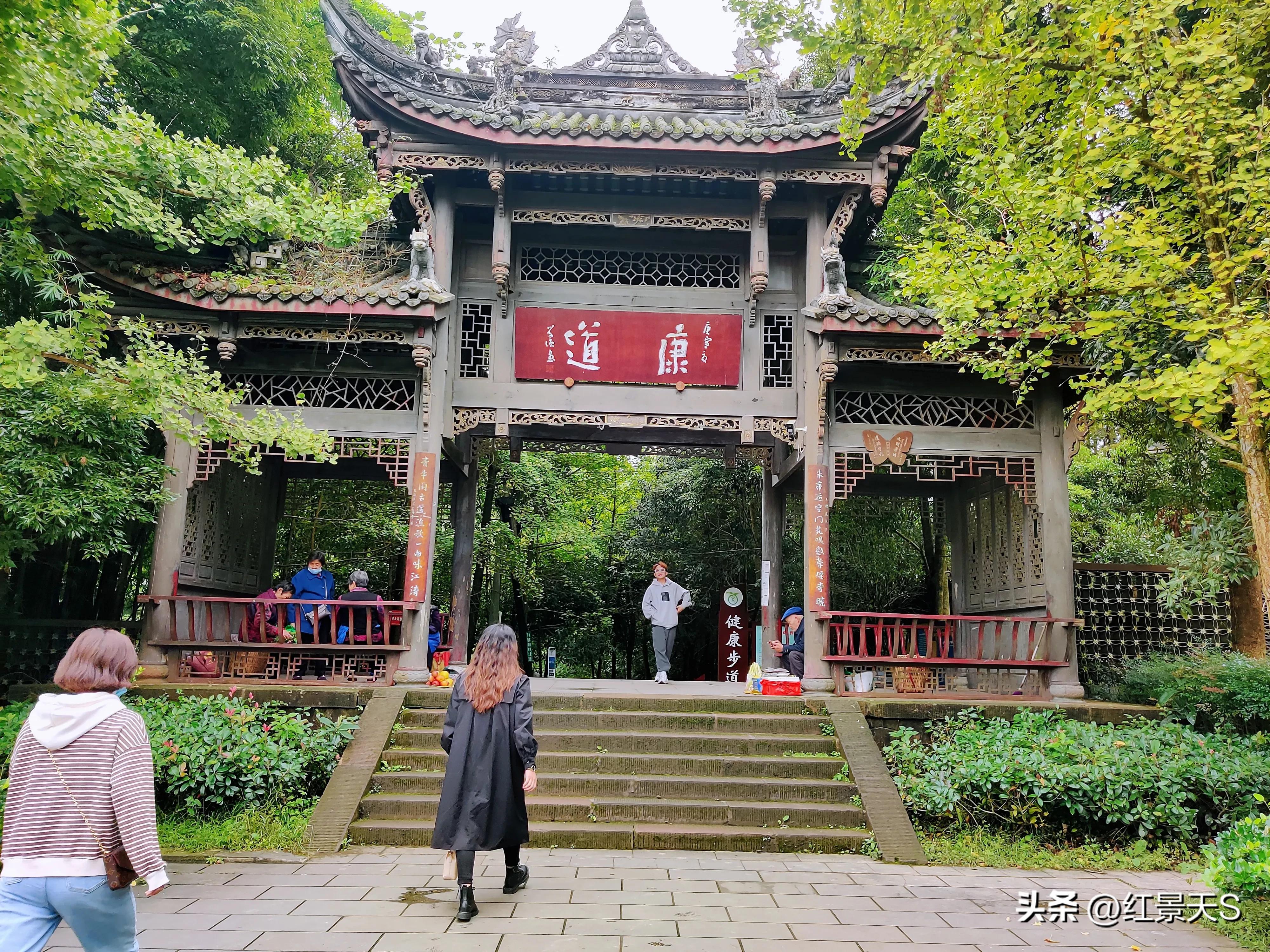 寻古幽访的千年古镇,街子古镇银杏广场御龙桥