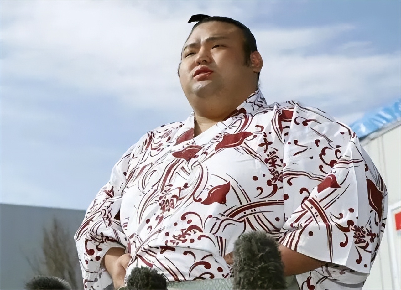 日本女人为什么想嫁给相扑手,日本女人和相扑手的结婚照