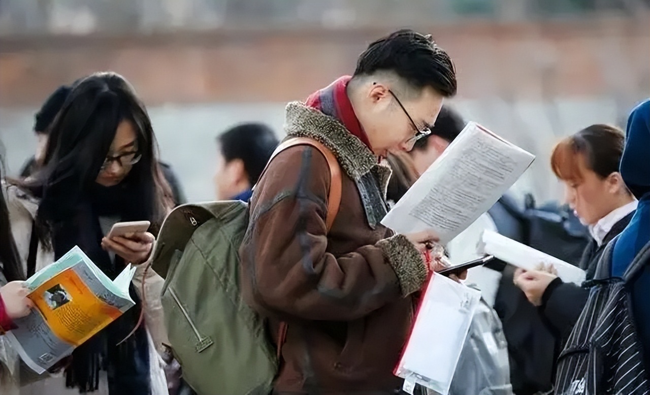 公务员凭啥是“铁饭碗”？看了正科级待遇后才懂，难怪越老越吃香