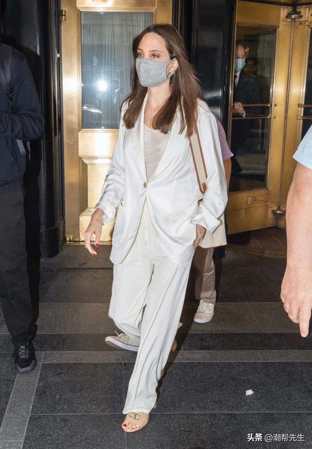 朱莉近照略显油腻老气,朱莉与儿子近照