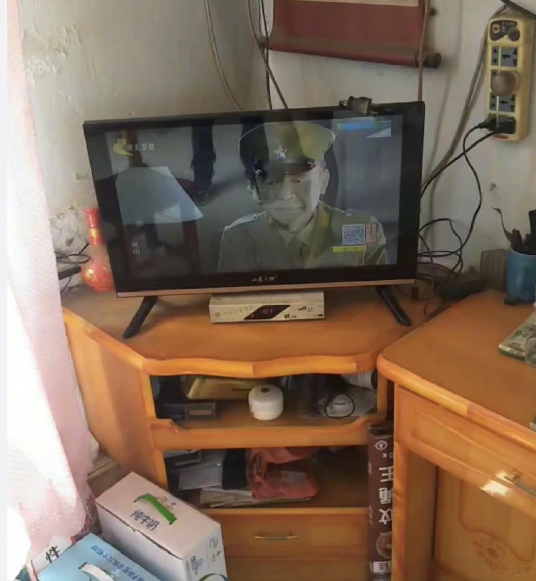 男子买38元衬裙为残疾妻子圆婚纱梦：现实版隐入尘烟，让人破防