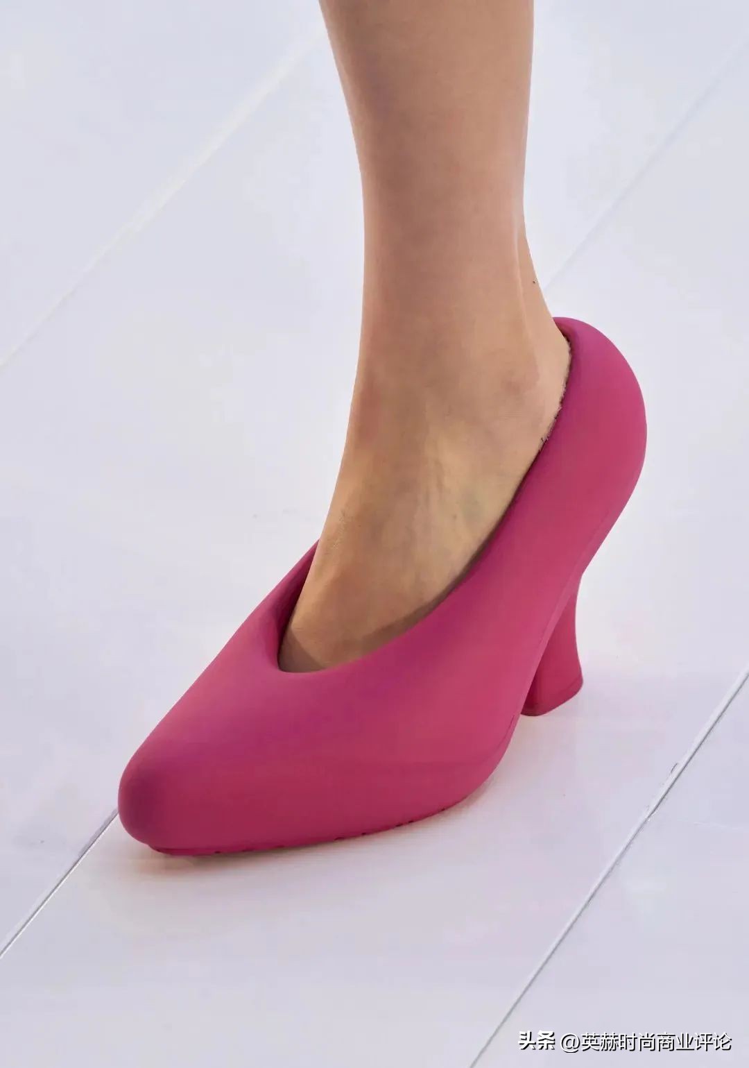 从「阿童木靴」到「马里奥鞋」，二次元席卷时尚界