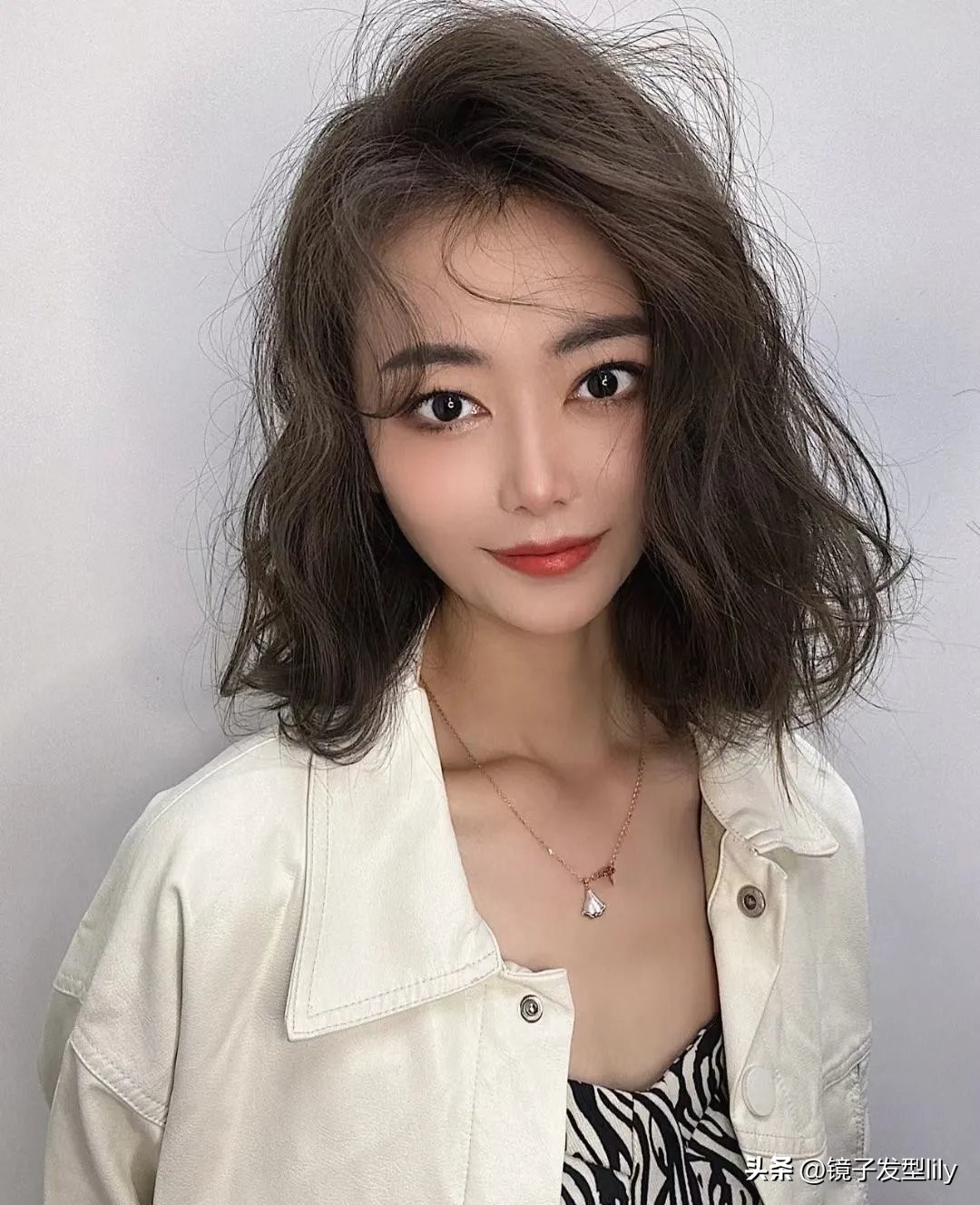 斜分发型中长发女,今年流行的女发造型