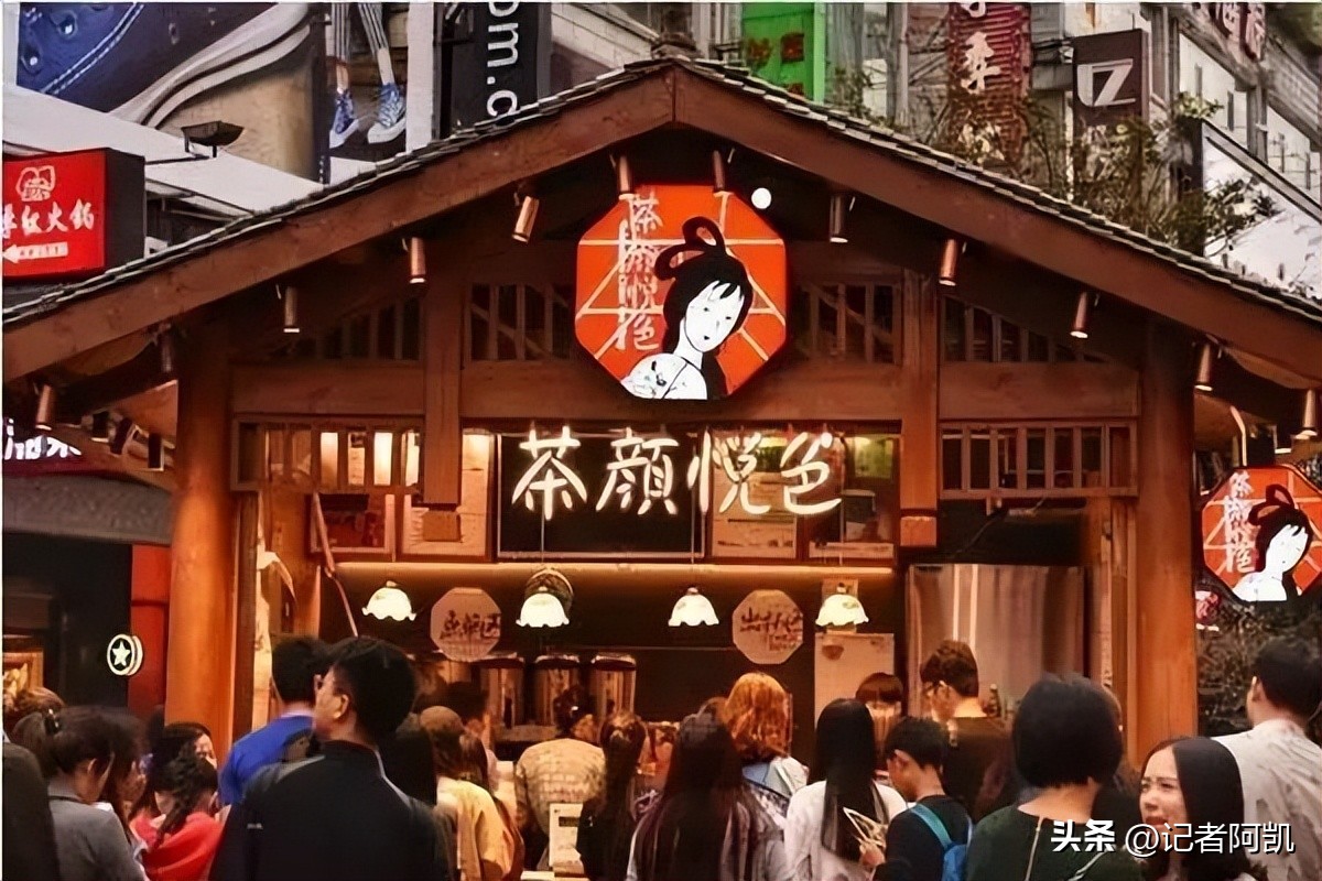 南京凌晨排队买茶颜悦色,深夜排队买奶茶