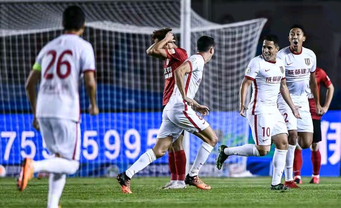 中超保级关键战大连人2-1逆转青岛,大连中超决赛最新战况