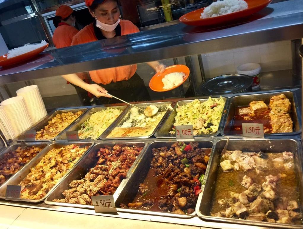 “要不你饿着吧！”高校开设特价菜窗口惹争议，贫困生却破防了