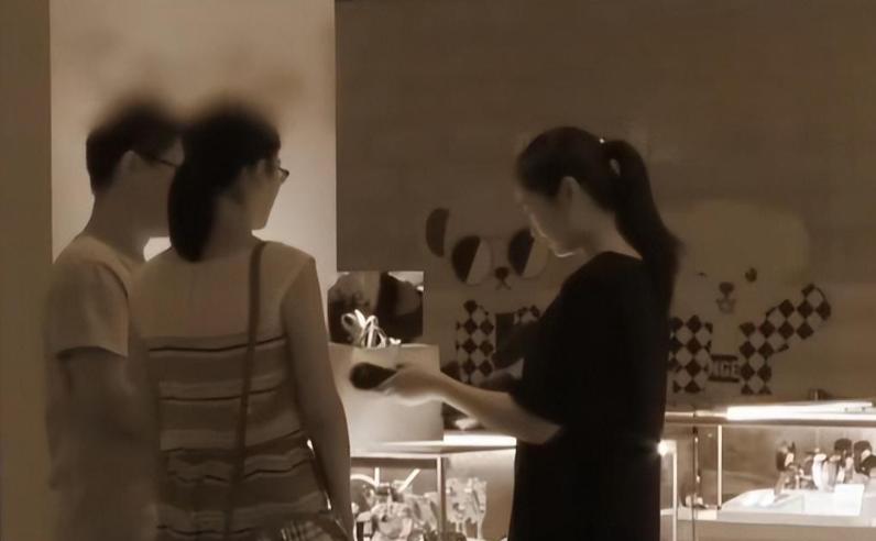 少妇爱上服务员，每月给2万块零花钱，男子居然还要霸占其闺蜜