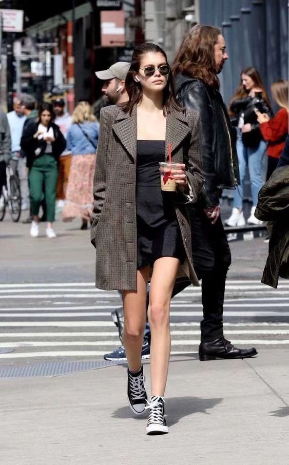 裙子小白鞋夏季,小白鞋帆布鞋怎么搭配裙子