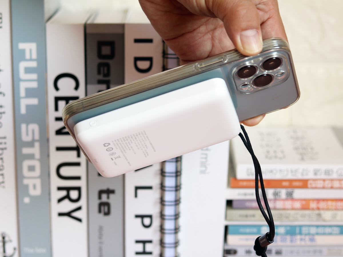 入手RAVPower磁吸充电宝，从此再也不用担心忘记带充电线了