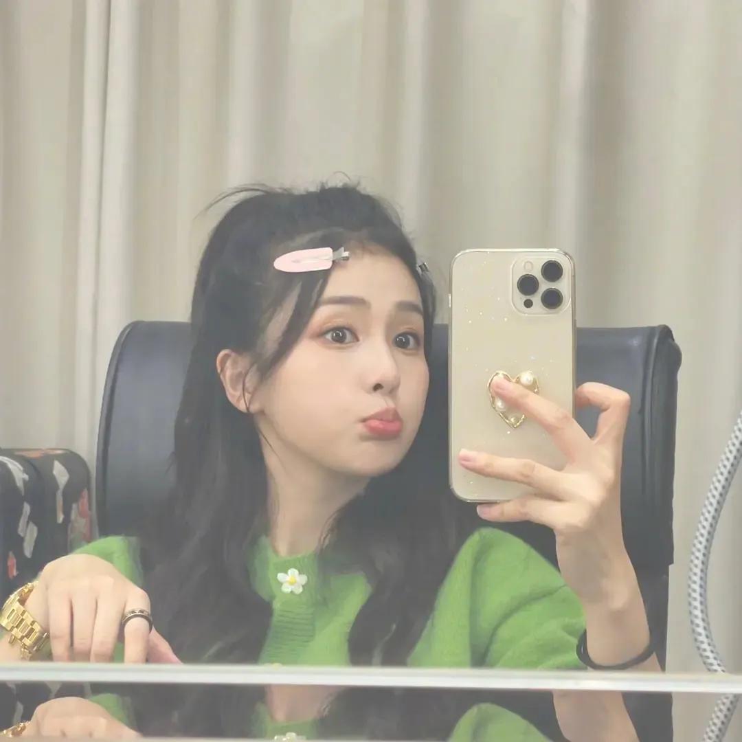 对镜自拍半身照姿势高级感,对镜自拍女生搞笑姿势