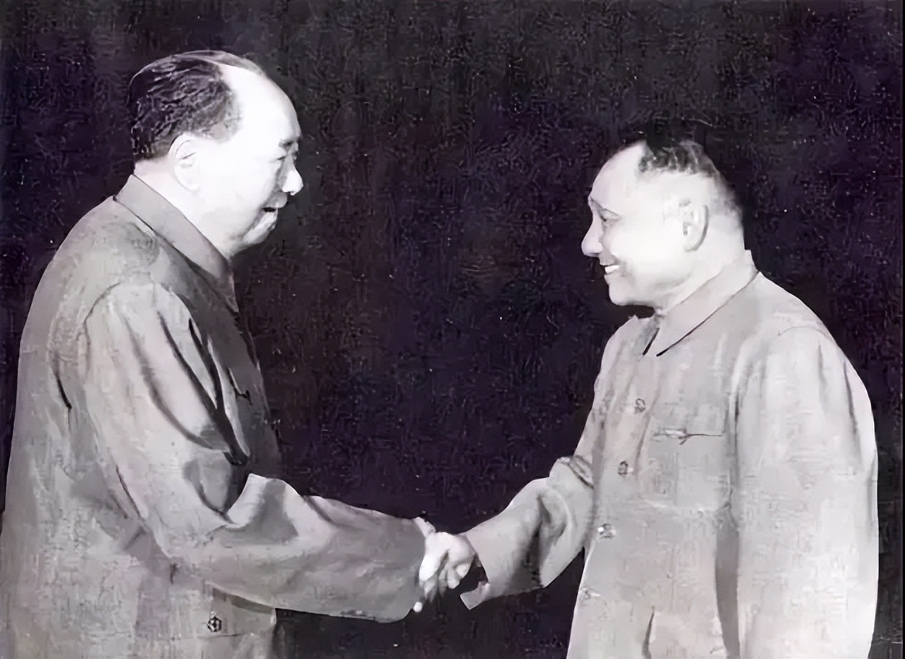 毛主席新画像挂上*安门天**，群众却提出修改意见，中央如何回应？