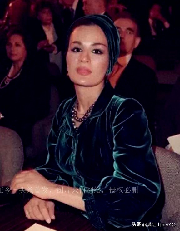 何超琼高调炫富佩戴黑珍珠项链，奢华堪比大3岁莫扎太后