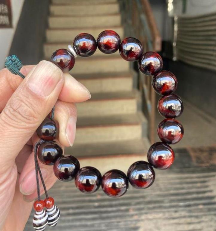 这种菩提子佛珠很容易就可以盘出玻璃底！南方公园里就可以捡到