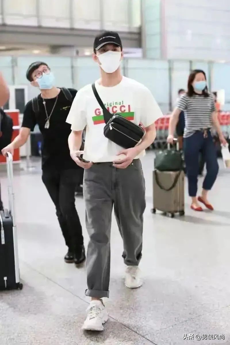 男士黑色t恤搭配什么颜色牛仔裤,男士白色t恤配什么颜色牛仔裤