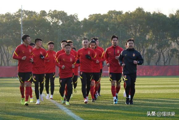 足协给国足下死命令，集训时却喊累，名记反驳巩汉林高薪低能言论