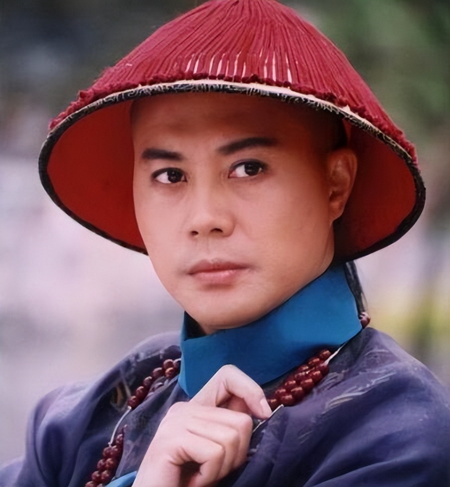 上影节红毯上影厂老演员集体亮相赵静优雅佟瑞欣挺拔于慧风情万种