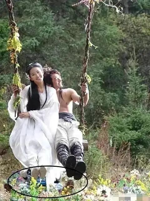 洒枸杞假装喷血、演尸体玩手机，这些穿帮镜头好敷衍，个个离谱