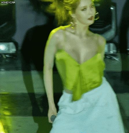 半露*裤内**、露下乳，这些女明星把“诱惑”玩到了极限