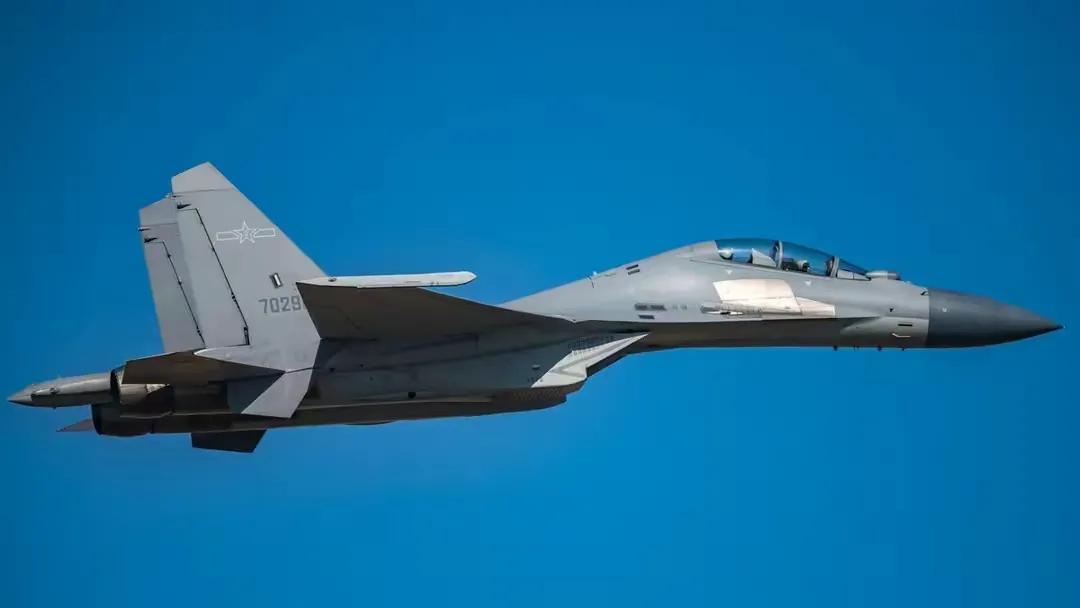 我国歼16战机拦截美战机视频,歼16南海拦截美侦察机