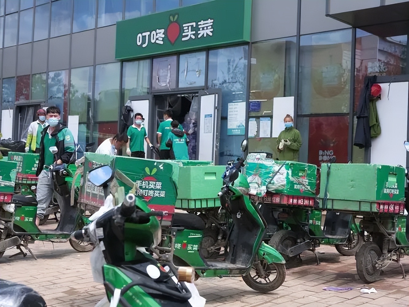 快递外卖骑手一个月能挣多少钱,外卖快递的工资待遇是多少