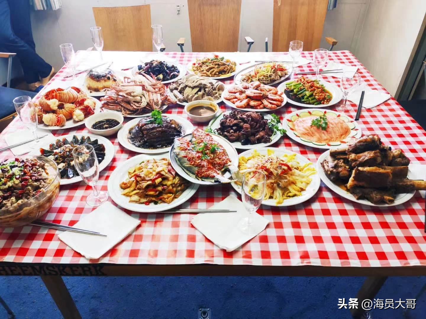 船员辛苦赚钱，恰遇船上过年，船长带头娱乐把船员害惨了