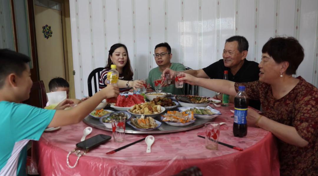 80后小夫妻直播4小时卖出300单,90后小伙创业卖海鲜背后的辛酸