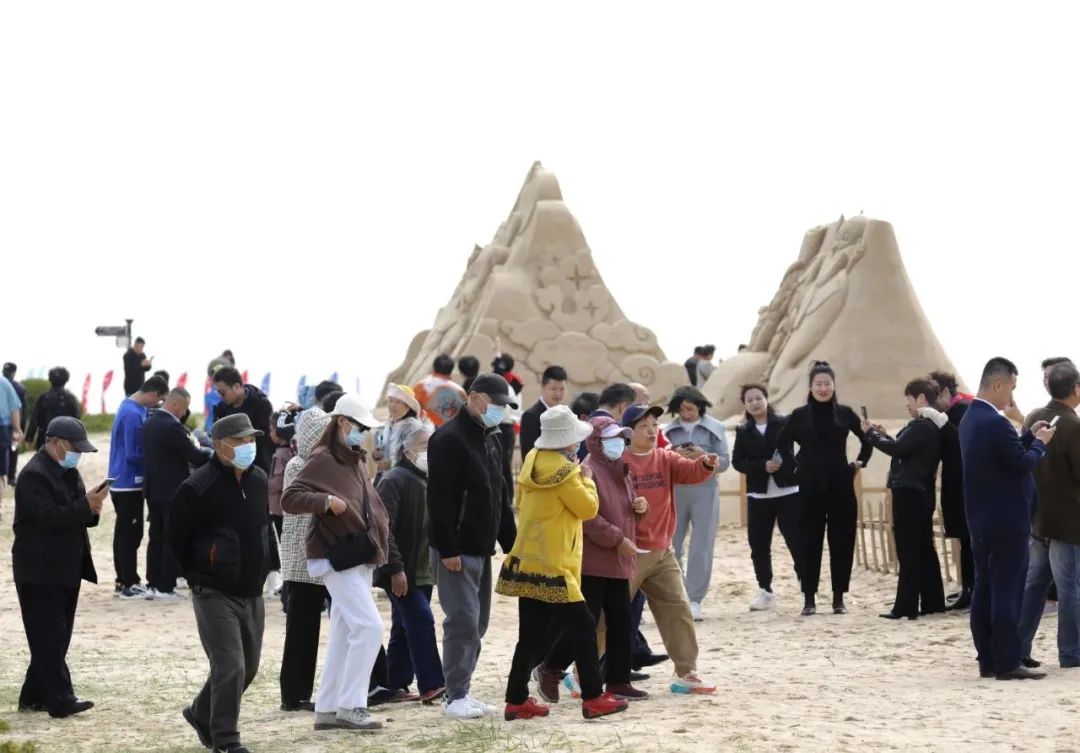 打卡沙雕、逛稻草乐园、看乒乓比赛、品美味小吃……“五一”来南海乐享假日