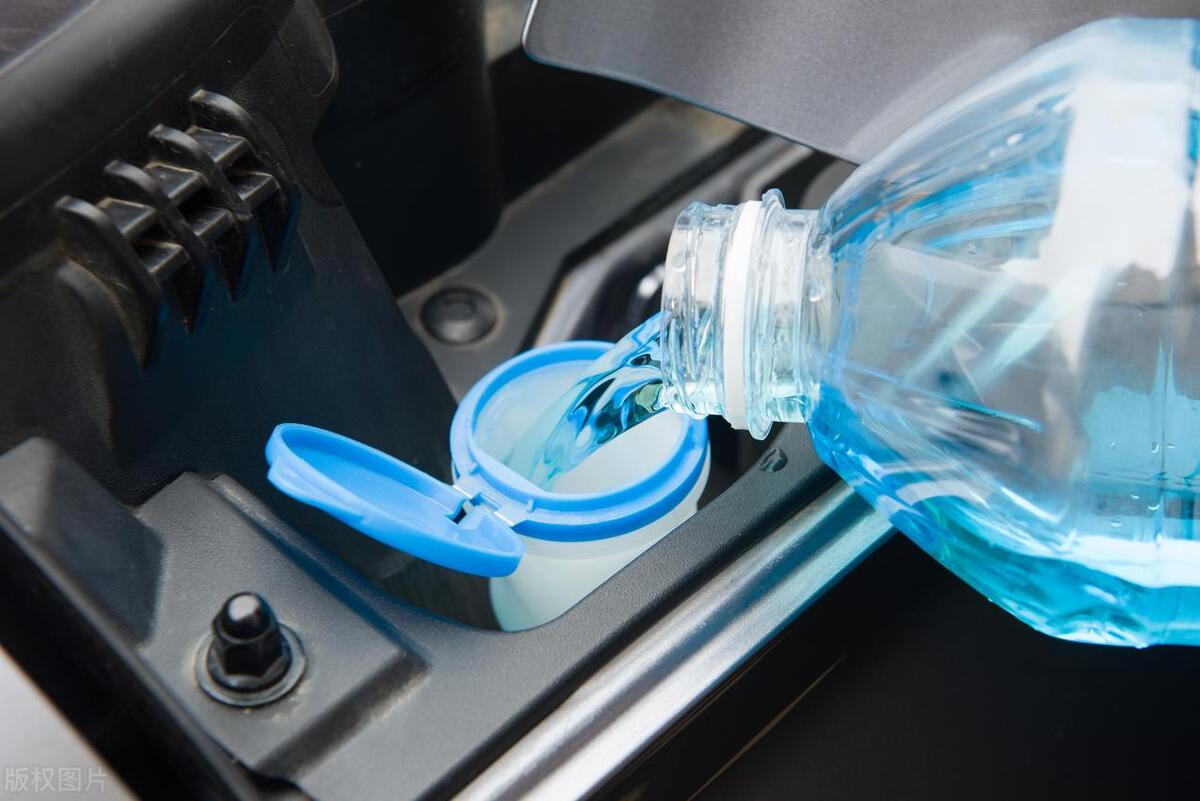 涨知识:汽车所用的玻璃水,为什么是蓝色的?