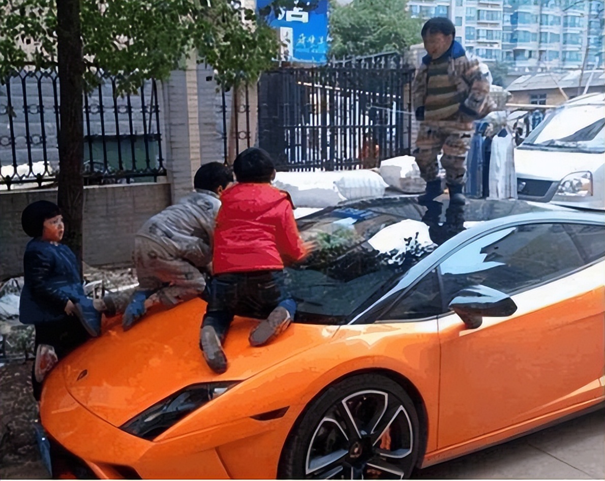 租500万劳斯莱斯去接亲,一大妈讨要红包掰断劳斯莱斯车标