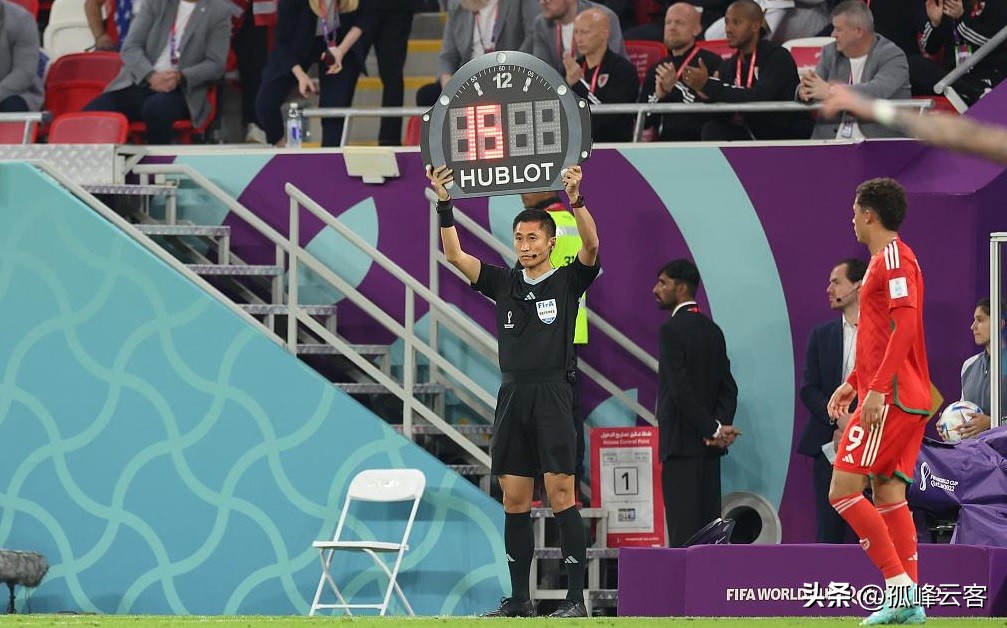 马宁全场出示9张黄牌全解析,马宁回归首秀就判红牌