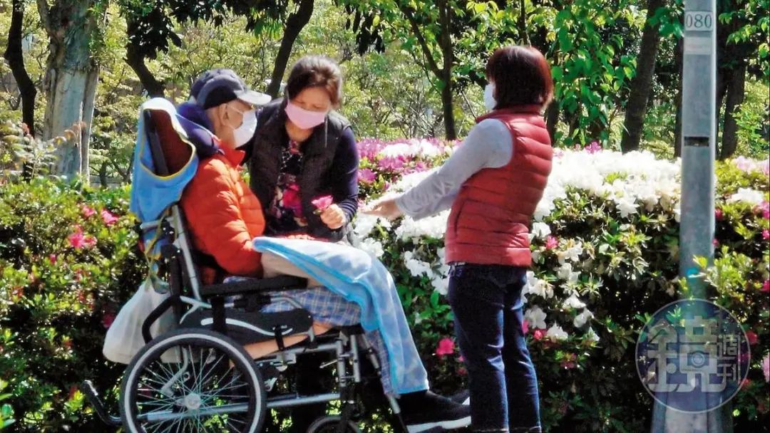 恋人妻、追青霞、混黑道、建豪宅，“武侠片之父”的江湖往事……