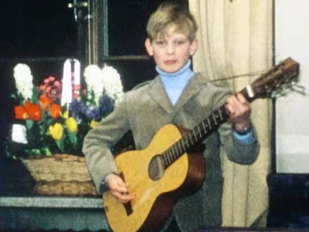 “世界第一美少年”，15岁被谣传死亡，美是原罪？今67岁白发飘飘