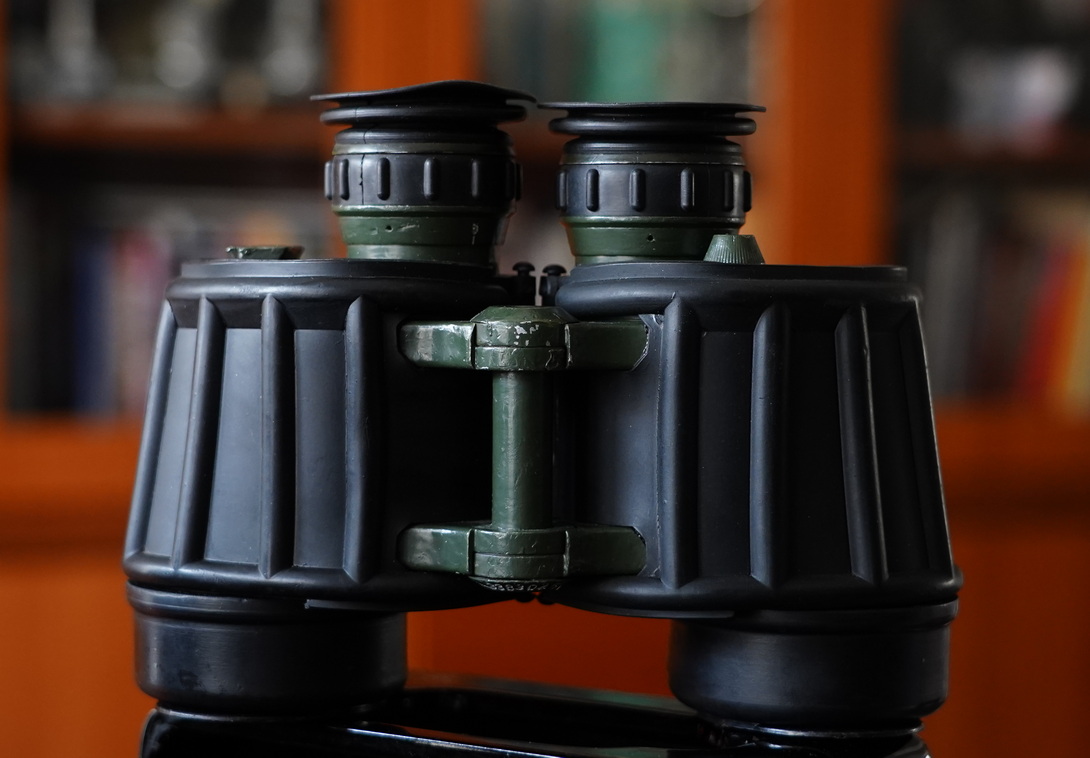 一树梨花压海棠：是*用军**望远镜好？还是名牌望远镜好？