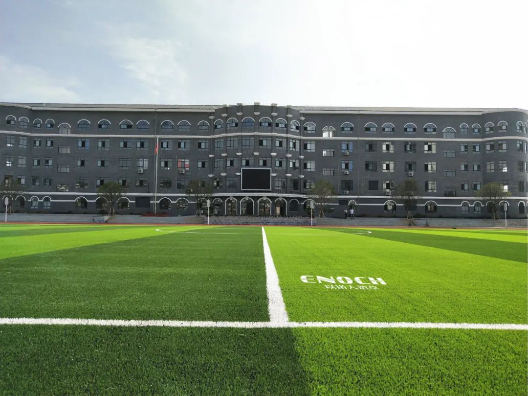 人造塑胶草坪足球场场地翻新,人造足球场草坪用什么维护和保养