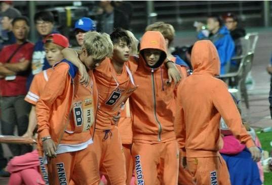 黄子韬与聋哑发小交流,黄子韬和他的聋哑朋友