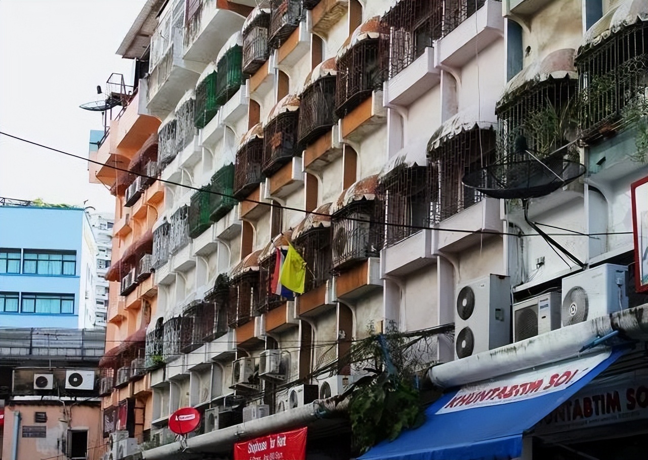 白富美找人给男朋友下了个假泰国降头，没想到当晚就被分手