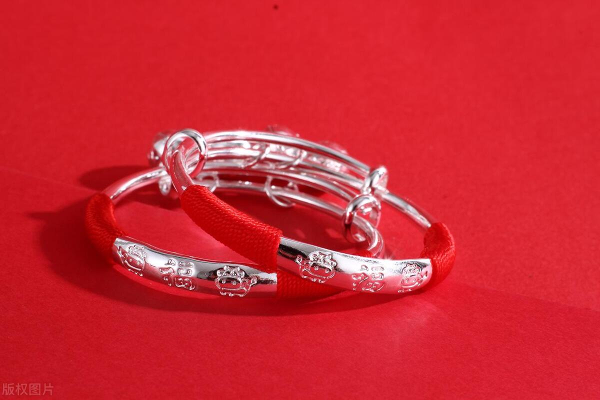 朋友生小孩送什么比较实用好,亲人生了孩子送什么东西