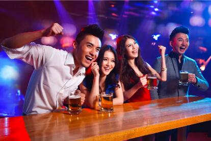 5万奢侈品让同行男买单原视频,女子买奢侈品让同行男子买单