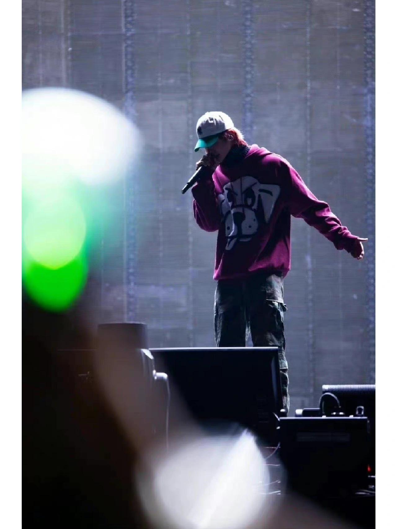 justin 黄明昊 (黄明昊穿白色匡威)